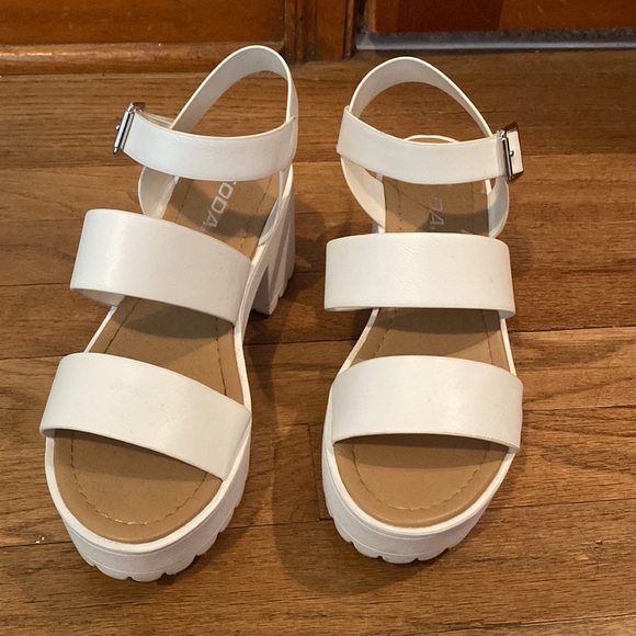 White platform sandals - Picture 2 of 5